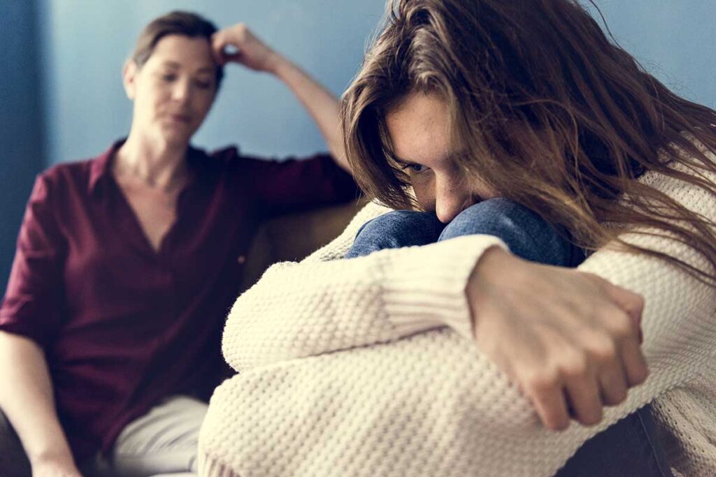 mother helping daughter engaging in teen self harm with the help of beyond healthcare